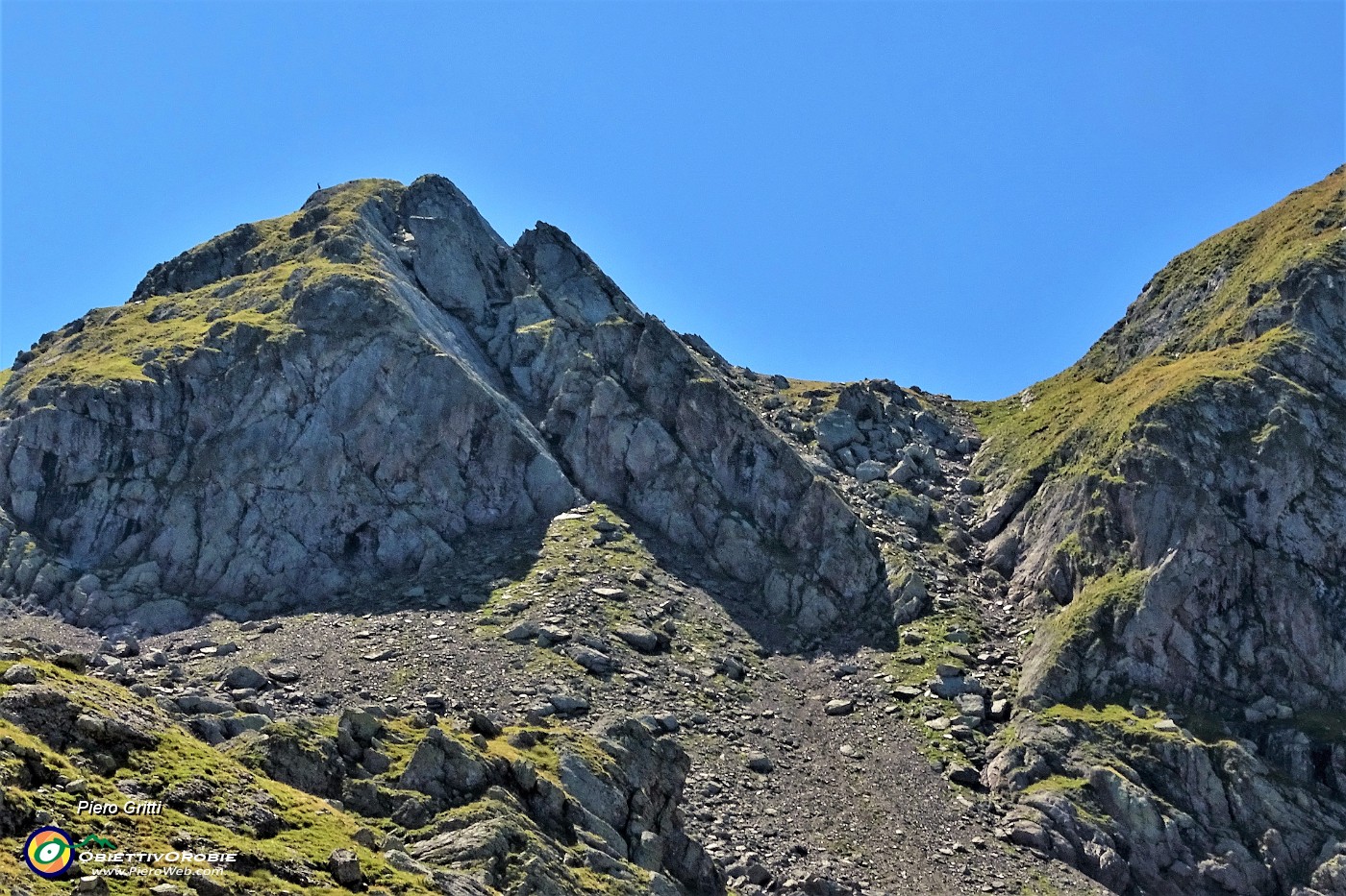 59 La ripida salita al Pizzo Paradiso per il ghiaione e il canalino di sfasciumi.JPG